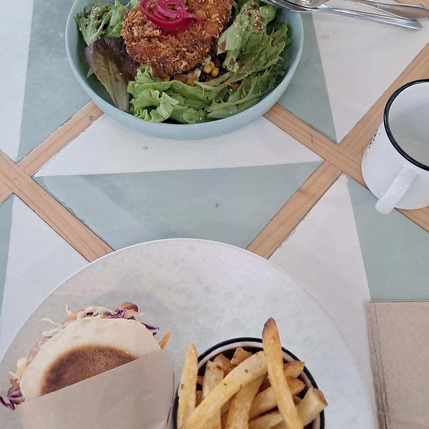 Foto de   Hamburger whit homemade fries & grilled chicken salad publicada por Tomás  Silva